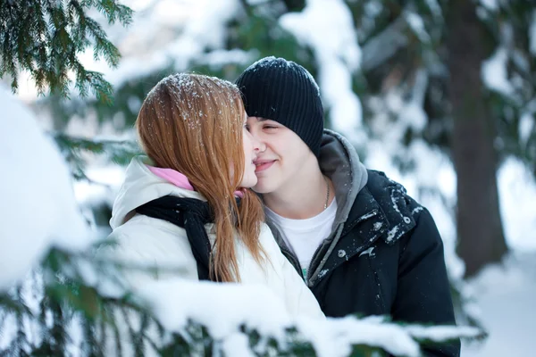 Гай и девушка наслаждаются зимней прогулкой — стоковое фото