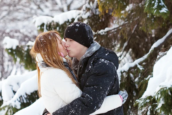 Гай и девушка наслаждаются зимней прогулкой — стоковое фото