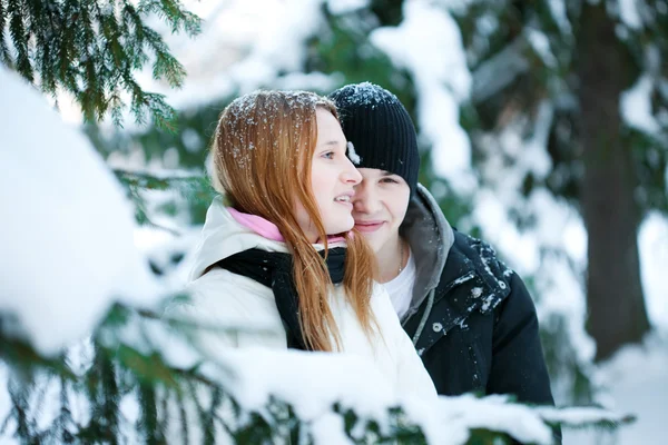 Killen och tjejen njuta av vinterpromenad — Stockfoto