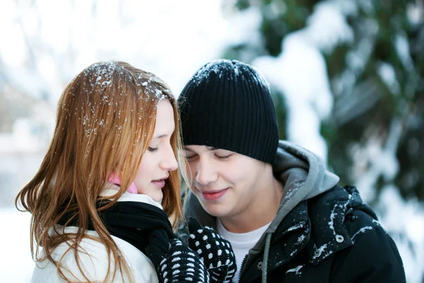 Facet i dziewczyna zimowy spacer — Zdjęcie stockowe
