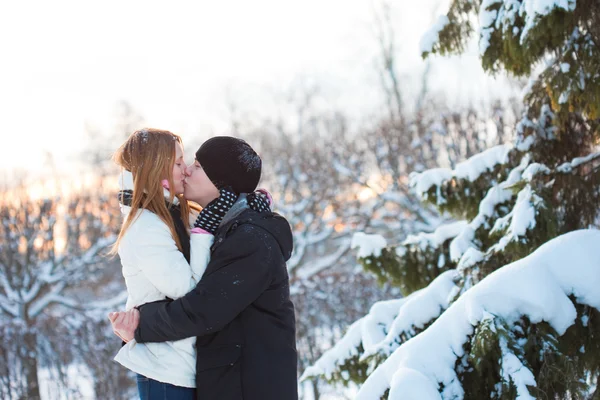 Mann und Mädchen genießen Winterspaziergang — Stockfoto