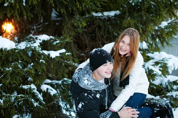 Guy e a menina desfrutar de passeio de inverno — Fotografia de Stock