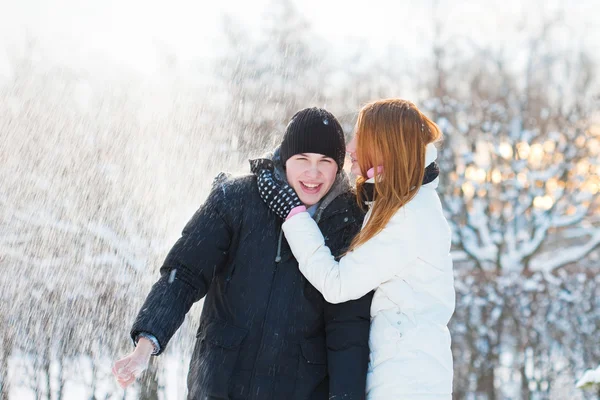 Chlap a dívka si zimní procházka — Stock fotografie
