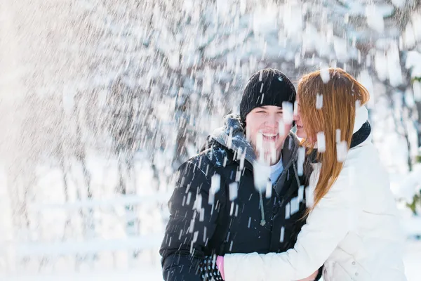 Guy y la chica disfrutan de paseo de invierno —  Fotos de Stock