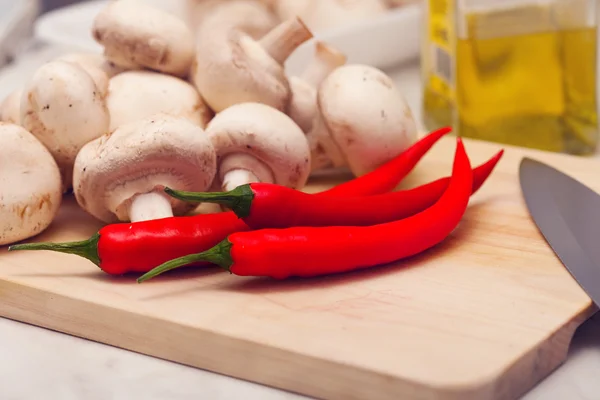 Czerwona Papryczka Chili Grzyby Pokładzie Gotowania — Zdjęcie stockowe