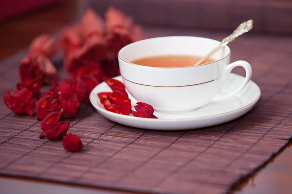 Schwarzer Tee Einer Weißen Tasse Auf Dunklem Hintergrund — Stockfoto