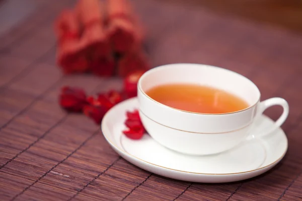 Chá Preto Uma Xícara Branca Fundo Escuro — Fotografia de Stock