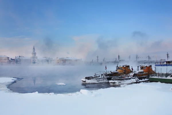 Stock image Snow-covered boats in the frozen river