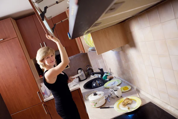 Genç kadın üzerinde mutfak — Stok fotoğraf