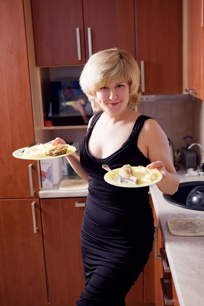 Молодая Женщина Кухне Загружает Посудомойку — стоковое фото