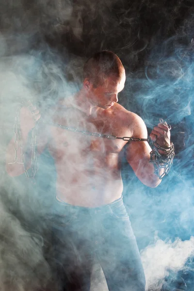 Sportos fiatalember füst alatt. — Stock Fotó