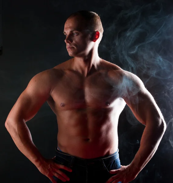 Junger Sportlicher Mann Über Rauch Muskeln Eine Nahaufnahme — Stockfoto
