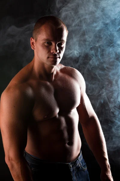 Joven Deportista Sobre Smoke Músculos Primer Plano —  Fotos de Stock