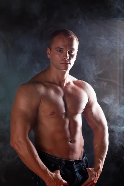 Ung Sportig Man Över Rök Muskler Nära Upp — Stockfoto