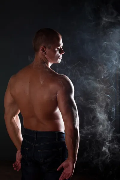 Joven Deportista Sobre Smoke Músculos Primer Plano —  Fotos de Stock