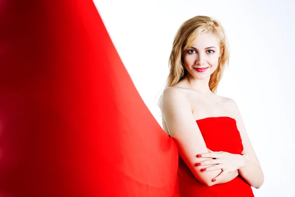 Kırmızı Bir Elbise Genç Güzel Sarışın — Stok fotoğraf