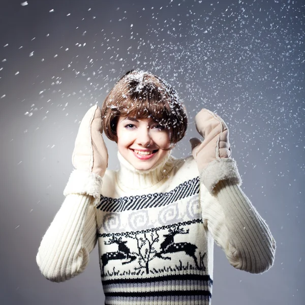 Молодая Красивая Девушка Радуется Снегу Темно Синем Фоне — стоковое фото