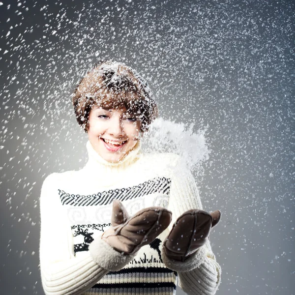 Młode Piękne Dziewczyny Raduje Się Śniegu Ciemnym Niebieskim Tle — Zdjęcie stockowe