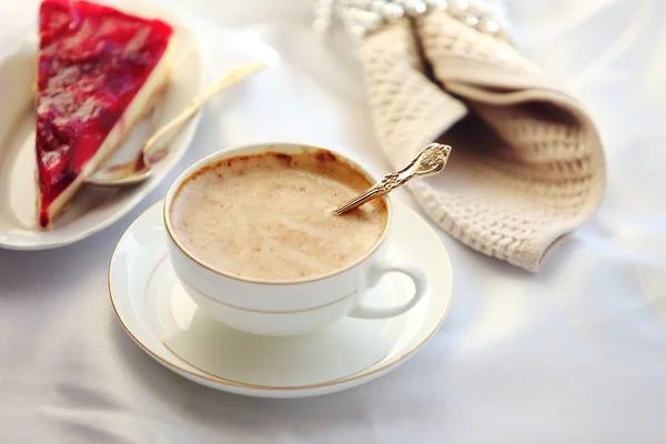 Kahvaltı Kahve Fincan Beyaz Bir Bez Üzerinde — Stok fotoğraf