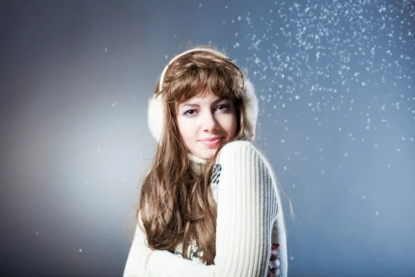 年轻漂亮的女孩欢喜雪来 暗蓝色背景上 — 图库照片