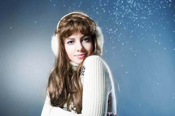 Krásná Mladá Dívka Raduje Sněhu Tmavě Modrém Pozadí — Stock fotografie