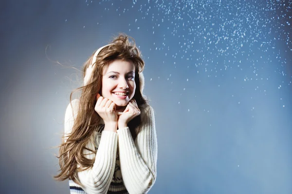 Junges Schönes Mädchen Freut Sich Auf Schnee Auf Dunkelblauem Hintergrund — Stockfoto