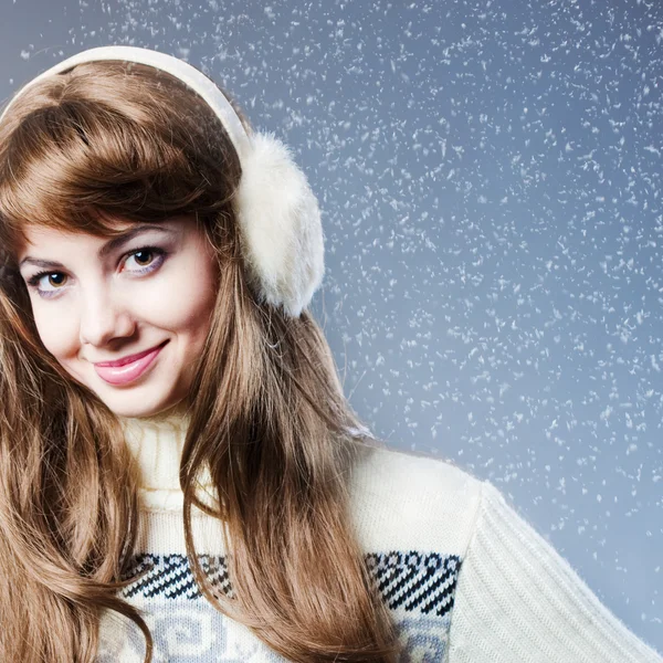 Mooi meisje verheugt zich aan sneeuw — Stockfoto