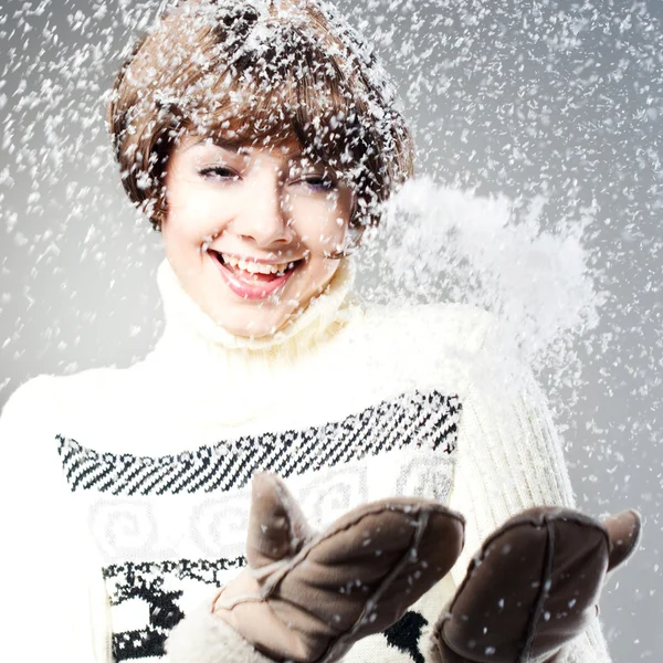 年轻漂亮的女孩欢喜雪来 暗蓝色背景上 — 图库照片