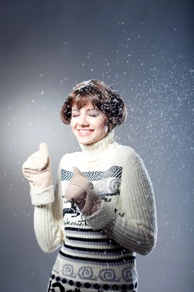 Jovem menina bonita se alegra com a neve — Fotografia de Stock