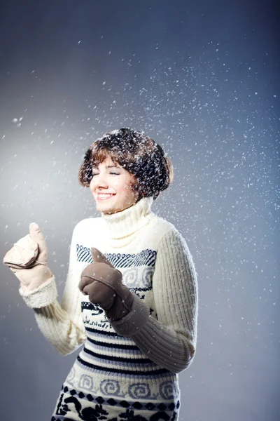 Mooi Meisje Verheugt Zich Aan Sneeuw Een Donker Blauwe Achtergrond — Stockfoto