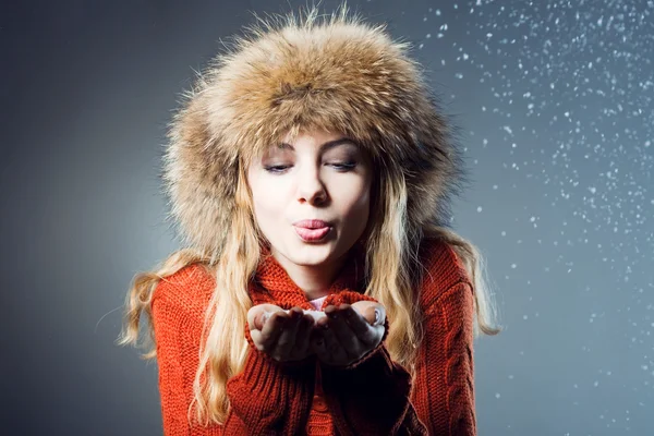 Молодая красивая девушка радуется снегу — стоковое фото