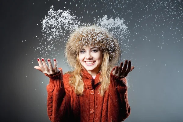 Молодая красивая девушка радуется снегу — стоковое фото
