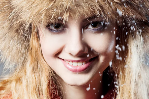 Молодая Красивая Девушка Радуется Снегу Темно Синем Фоне — стоковое фото