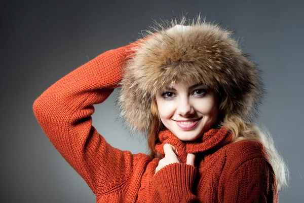Junges Schönes Mädchen Freut Sich Auf Schnee Auf Dunkelblauem Hintergrund — Stockfoto
