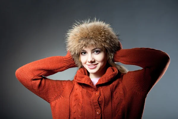 Fiatal gyönyörű lány örül, hogy a hó — Stock Fotó