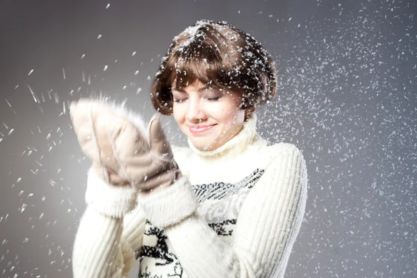Mooi meisje verheugt zich aan sneeuw — Stockfoto