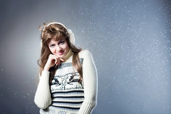 Giovane bella ragazza si rallegra di neve — Foto Stock
