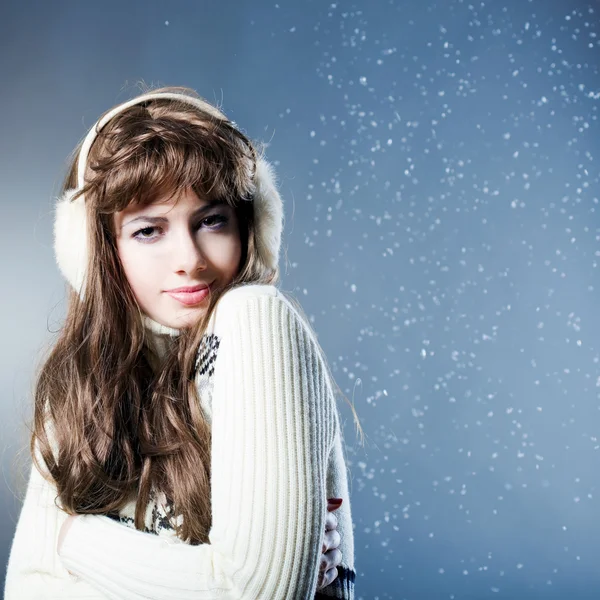 Jovem menina bonita se alegra com a neve — Fotografia de Stock