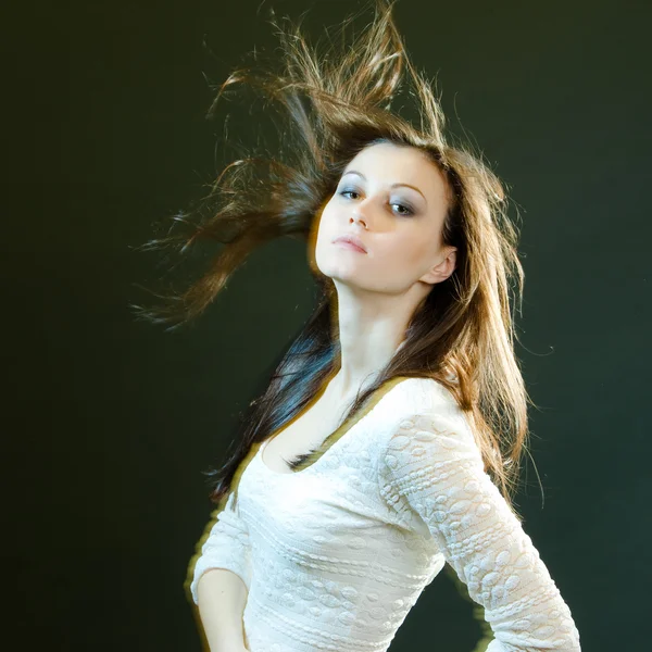 長い髪を持つ非常に美しい若い女の子 — ストック写真