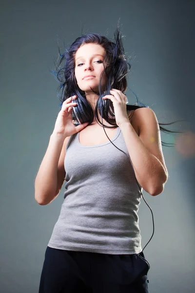 享受音乐 女孩舞蹈与耳电话 — 图库照片