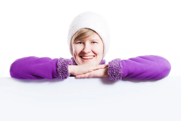 Junge Frau mit warmer Mütze und Pullover — Stockfoto