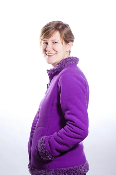 Jovem mulher em uma camisola violeta quente — Fotografia de Stock