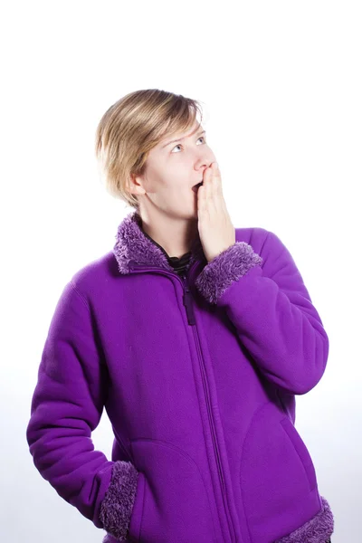 Jeune femme dans un pull violet chaud — Photo