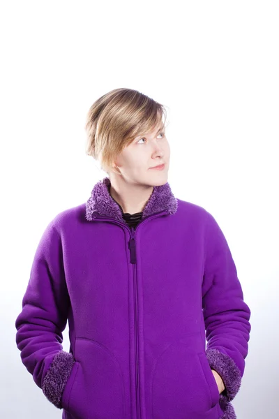 Jonge vrouw in een warme violet trui — Stockfoto