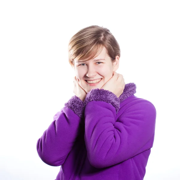 Молодая женщина в тёплом фиолетовом свитере — стоковое фото