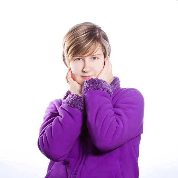 Jeune femme dans un pull violet chaud — Photo