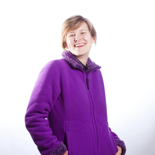 年轻女子在温暖的紫罗兰色毛衣 — 图库照片