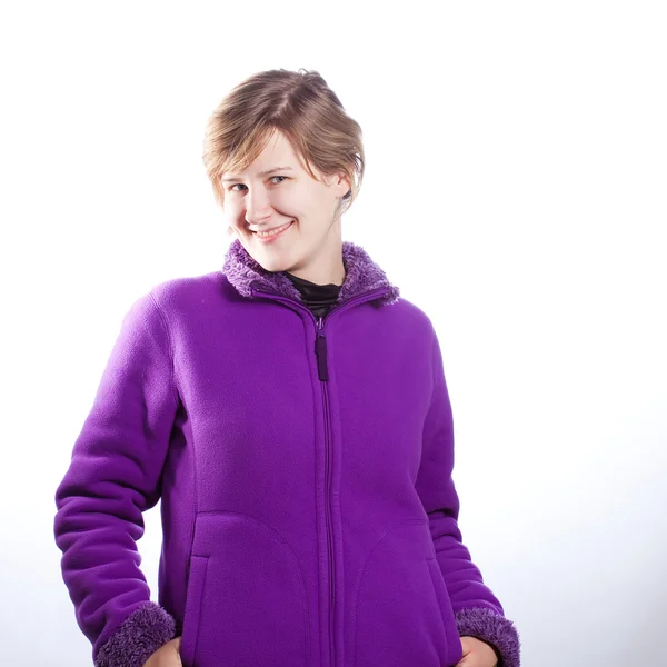 Mladá žena v teplé fialový svetr — Stock fotografie