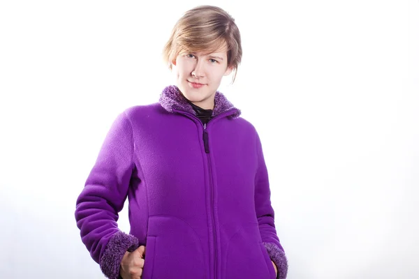 Молода жінка в теплому фіолетовому светрі — стокове фото