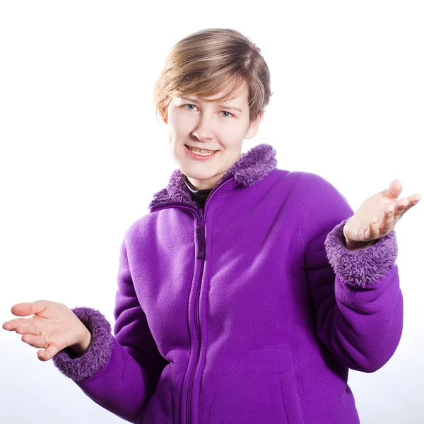 Młoda kobieta w ciepły sweter fiolet — Zdjęcie stockowe